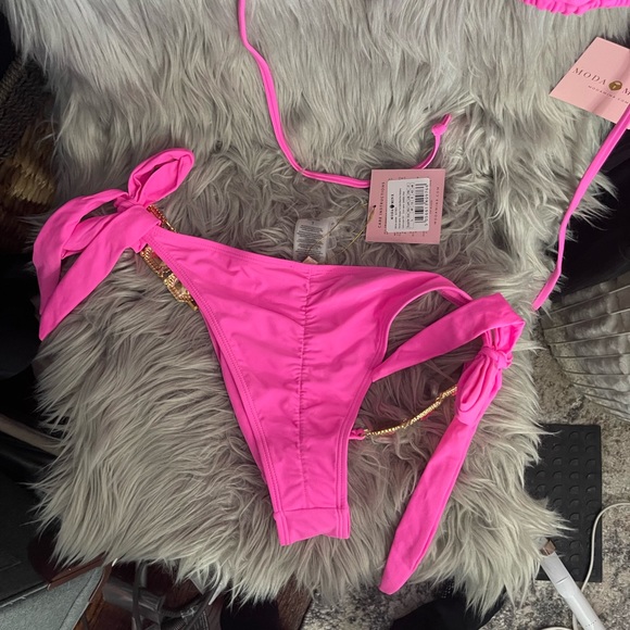 MODA MINX BOUJEE LUXE
BOUJEE 'BARBIE PINK' TIESIDE CRYSTAL BIKINI TOP/BOTTOM SET - Picture 6 of 8